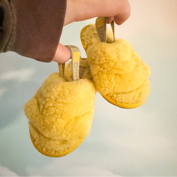 UGG Yellow Fluff Yeah Slippers Infant/toddler 7 - Picture 1 of 3